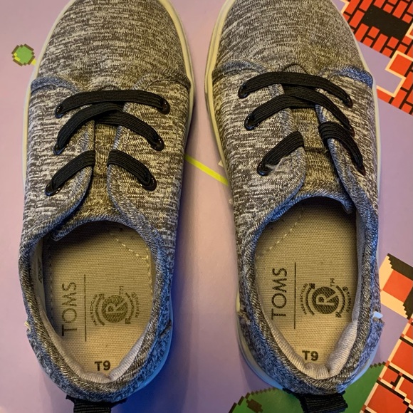 Toddler TOMS. T9  Like New - Picture 2 of 7